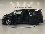 【まるごとクリーニング】シートを取り外し、車内を徹底洗浄。隅々まで丁寧に仕上げています。