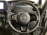 ハンドルにHondaセンシング系のクルーズコントロールやレーンキープアシストなどのスイッチと、オーディオの操作スイッチが装備されています。ハンドルから手を離さず安全に操作できます。