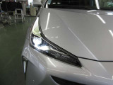 1灯の光源でハイ・ローを切り替えられるBi-Beam LEDランプ。通常ランプの2倍以上明るく約10年のロングライフです。