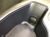 フロントコンソールトレイには、着脱式カップホルダーが装着されています。使い方に合わせてトレイ内で位置を前後できます。