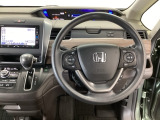 【ハンドル】運転にかかわる様々な操作を安全に行えるように視点移動が少なく操作性に配慮されたスイッチ類が凝縮されたコックピットです。