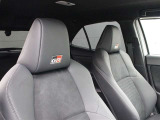 体をしっかりとサポートしてくれるスポーティシート及び専用シート表皮(エアヌバック+合成皮革)/GRロゴ付が採用されています。