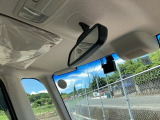 ハーフシェイドフロントウィンドウ【Fガラス上端の青色透かし】を装備しています。広いフロントガラスで視界を確保しつつ眩しさを抑えます。有と無しでは大違いです。