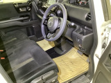 【ベンチシート】運転席と助手席の移動もスムーズ!狭い駐車場での乗り降りや、お子様の乗り降りにも便利です。座席の間にコンソールボックスやドリンクホルダーがないため、車内空間が広く感じます。