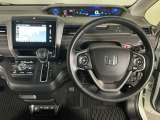 【ハンドル】運転にかかわる様々な操作を安全に行えるように視点移動が少なく操作性に配慮されたスイッチ類が凝縮されたコックピットです。