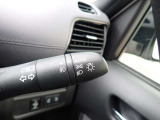 オートライト機能が装備されており暗い場所に入ると車両が検知しライトのON・OFFを自動的に切り替えてくれますので非常に便利な装備です♪