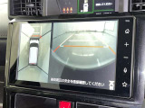 パノラミックビューモニターを装備。駐車場や交差点でクルマを真上から見るように周囲を確認できます。機能の詳細は販売店スタッフまでおたずねください。
