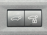 【パワーバックドア】スマートキーや運転席のボタンを押すだけでリアゲートが自動で開閉します!荷物を持っている時や、高い位置にあるバックドアを閉める際に便利な機能です♪