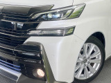 【LEDヘッドライト】悪天候や夜間走行時も良好な視界を確保し安心して運転できる高輝度LEDヘッドライトを装備!点灯速度が早く、消費電力も抑えられています。