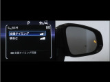 隣車線を走る車両をレーダーで検知し、ドアミラーでは確認しにくい後側方エリアに存在する車両に加え、急接近してくる車両も検知します。車両を検知するとドアミラーに搭載されたLEDインジケーターが点灯します。