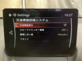 フォワードセンシングカメラで認識した交通標識をディスプレイに表示し、交通標識の見落とし防止を図り、安全運転を支援します。