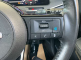 プロパイロットは前を走行するクルマを検知しアクセル、ブレーキをコントロールして車間距離を保つ手助けをしてドライバーの運転負担を軽減します。