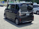 リアはプライバシーガラス付です。見た目もかっこいいですよね。また、太陽光を防ぐので冷房の効きを良くする効果もあるんです。エアコンを控えめにすれば燃費向上も見込めますよ。