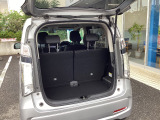 通常時の荷室はご覧の通りです。これでも充分に広いですよ。