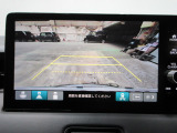バックカメラの画像です。ガイドラインがスムースな車庫入れをサポートいたします。車庫入れの安心感がアップしますね。