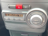 【オートエアコン】一度お好みの温度に設定すれば、車内の温度を検知し風量や温度を自動で調整。暑い&hellip;寒い&hellip;と何度もスイッチ操作をする必要はありません。快適な車内空間には必須の機能ですね♪
