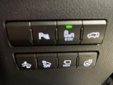 【ブラインドスポットモニター】走行中、ドアミラーの死角になりやすい箇所に後続車が接近するとサイドミラーのレンズに警告を表示!ドライバーに注意喚起をしてくれます。