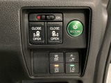 両側電動スライドドアは運転席から操作ができるよう、操作スイッチが付いています。Hondaセンシング用のVSA(ABS+TCS+横滑り抑制)解除と路外逸脱抑制機能などのスイッチがあります。