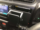 マルチホルダーです。スマートフォンやメモ帳などを置いておくのに便利です。プッシュすると小物入れが出現します。