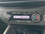 夏でも冬でもお好みの温度に設定しておけば、AUTO ボタンひとつで快適な車内空間へ!風の強さや温度、内外気の切り替えも自動で調整してくれます♪こちらのお車はシートヒーター機能付きです!