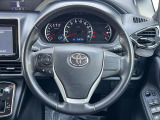 インテリアに合わせたデザインのステアリングは、運転される方のことも考え、運転しやすい形状、大きさです。是非一度、実際に触ってお確かめください。