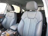ひとたびシートに腰を沈めれば、ゆったりとした空間の広がりを感じさせてくれるAudiのキャビン