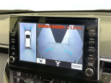 パノラミックビューモニターを装備。駐車場や交差点でクルマを真上から見るように周囲を確認できます。機能の詳細は販売店スタッフまでおたずねください。