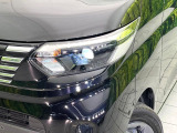 【LEDヘッドライト】悪天候や夜間走行時も良好な視界を確保し安心して運転できる高輝度LEDヘッドライトを装備!点灯速度が早く、消費電力も抑えられています。