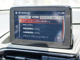 こちらのお車には先進安全装備が多数搭載されています。衝突被害を回避あるいは軽減するためのブレーキや、後方死角からの接近警報、車線逸脱を防止する警報装置など、詳しくはスタッフまでお尋ねください。