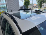 【ルーフレール】外観の魅力を引き立てるとともに、ウィンタースポーツや釣り、ロードバイク等で使う各種ギアを積むキャリア取り付けベースに!アクティブなカーライフを楽しむには必須の装備ですね!