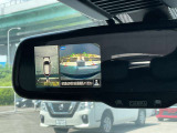 インテリジェントルームミラーです。人や物で視界が遮られてても、車体後部のカメラ映像に切り替えることにより、クリアな後方視界を実現しています。