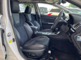 【RECARO製シート】人間工学に基づいた面圧分布によって腰への負担や長時間運転時の疲労発生を軽減☆一目でレカロとわかるスポーティなルックスが特徴です。