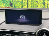 【10.25インチマツダコネクト】車内の雰囲気にマッチした大型ディスプレイ。スマホ接続でのナビ使用やBluetooth再生等、様々な機能が楽しめます。直感的なダイヤル操作が可能で、使い勝手も良好です。