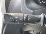 【オートワイパー(AUTO)】雨が降り出した時に、雨滴検出用センサー(レインセンサー)が雨滴を感知すると、自動でワイパーが動作します。