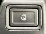 【パワースライドドア】スマートキーや運転席のスイッチでスライドドアの開閉が可能♪電動だから力を入れてドアを開ける必要が無く、小さいお子様でも、重い荷物を持っている時もラクに開け閉めできます♪