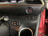 ドリンクはこちらのスペースに置いていただけます。運転の邪魔にならず、手に取りやすい位置で安全に管理できます。また他の備品とも干渉しないため快適にご利用いただけますので安心です。いつでもどうぞ。