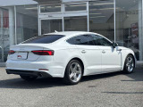 Audiのリヤディフューザーは、車両の後方での空気の流れを整え、乱流を減少させることで、走行安定性を向上させます。またスポーティで洗練された外観を提供し、全体のスタイルに一体感を持たせます。