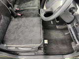 運転席シート足元です。