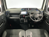 【インパネ】運転のしやすさを最優先に設計された見晴らしの良いフロントビュー。車両間隔が掴みやすく狭い道でも安心♪「安全」と「品質」を最優先に、安心してお乗りいただけるクルマを提供いたします。
