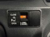両側パワースライドドアを採用しており、運転席から簡単に開閉操作が可能です。駐車場や狭い場所でも扱いやすく、乗車時・降車時の負担を軽減します。
