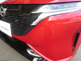 【踏み間違い衝突防止アシスト】前後バンパーに装着されているセンサーで、駐車場での急加速を抑制し、壁や歩行者との衝突回避を支援します。
