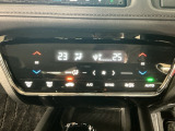 【左右独立オートエアコン】左右席で独立温度コントロールが可能です。運転席はキンキンに冷やして助手席はマイルドにと言った設定が可能です☆暑さ寒さでケンカすることもなくなりますね♪