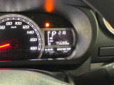 視認性に優れたメーターを採用しており、走行中でも車速や情報が分かりやすく表示されます。運転時の視線移動をむりのない範囲に抑え、快適で安心感のあるドライブをサポートします。