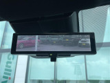 【デジタルルームミラー】車両後方カメラの映像をルームミラーに映すことが出来ます。 そのため、後席に人や荷物があって後方が見えづらい場合でもしっかり視界を確保することが出来ます。