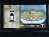 アラウンドビューモニター。前後左右の4つのカメラで車を上から見たような映像をナビ画面に映すので人や物を確認できとても安全です。