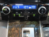 左右独立温度コントロールフルオートエアコンです。運転席、助手席それぞれで独立して温度設定ができます。冷え性の方が乗っても安心ですね♪