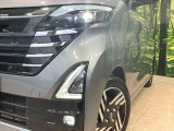 【LEDヘッドライト】悪天候や夜間走行時も良好な視界を確保し安心して運転できる高輝度LEDヘッドライトを装備!点灯速度が早く、消費電力も抑えられています。