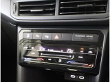 2ゾーンオートエアコン付きです!運転席側と助手席でそれぞれの温度調節が可能です!