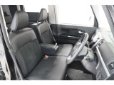 空間を広く使えるベンチシートは快適です。運転席&hArr;助手席の移動が簡単なので狭い駐車場などで役立ちます。