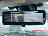 【スマートリヤビューミラー】後席の大きな荷物や同乗者で後方が確認しづらい時でも安心!カメラが撮影した車両後方の映像をルームミラー内に表示。クリアな視界で状況の確認が可能です!